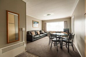 Apartament, 2 dormitoris | Sala d'estar | Televisor de pantalla plana de 32 polzades amb canals per satèl·lit 