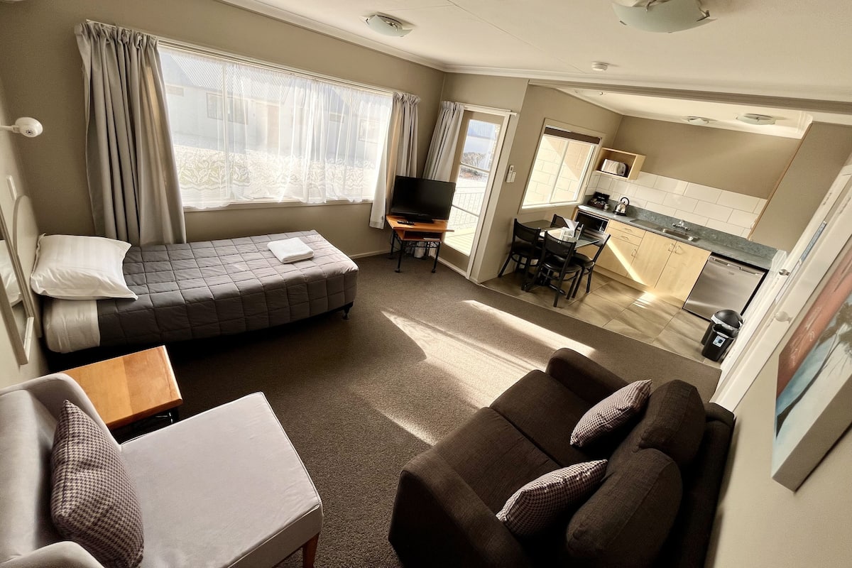 Apartment, 1 Bedroom | 1 bedroom, laptop workspace, soundproofing, iron/ironing board
