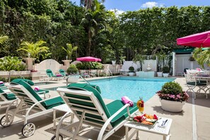 Piscine intérieure, piscine extérieure, chaises longues
