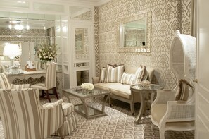 Suíte, 1 quarto | Área de estar | TV LCD