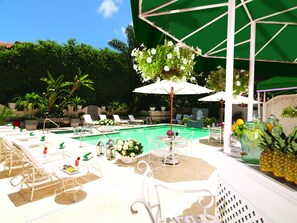 Piscine couverte, piscine extérieure, chaises longues