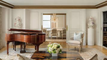 Waldorf Astoria Suite | Premium bedding, pillowtop beds, minibar, in-room safe