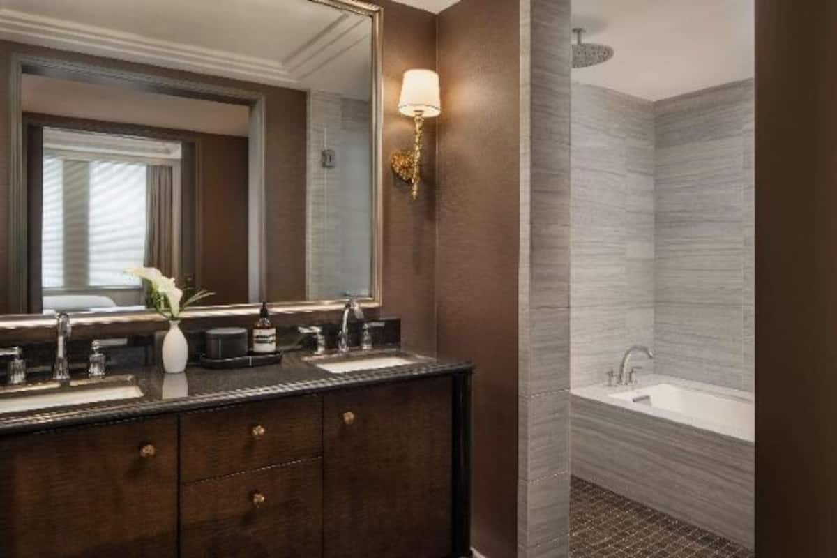 Bathroom | Combined shower/tub, rainfall showerhead, designer toiletries