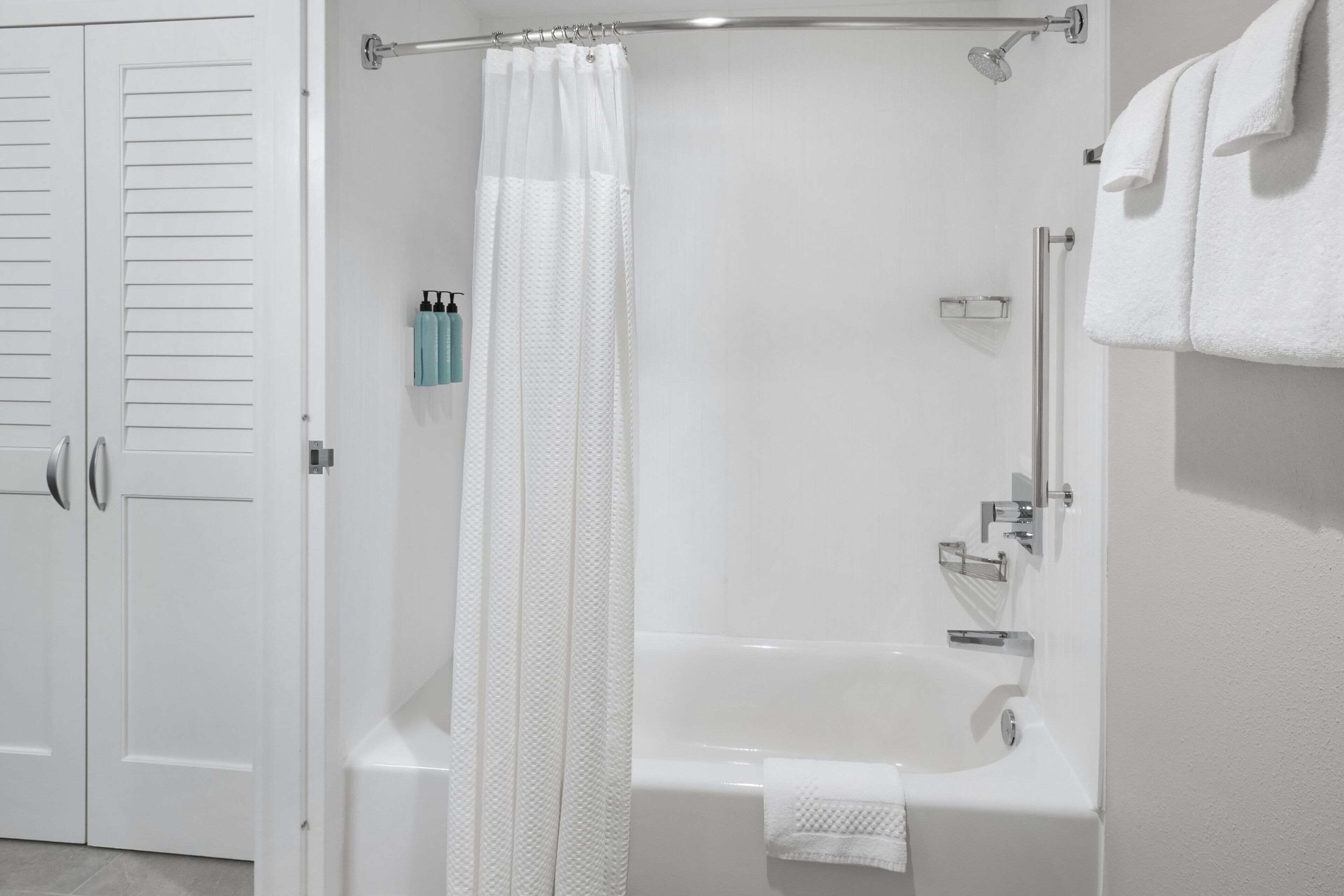 combined shower/bathtub, free toiletries, hair dryer, towels