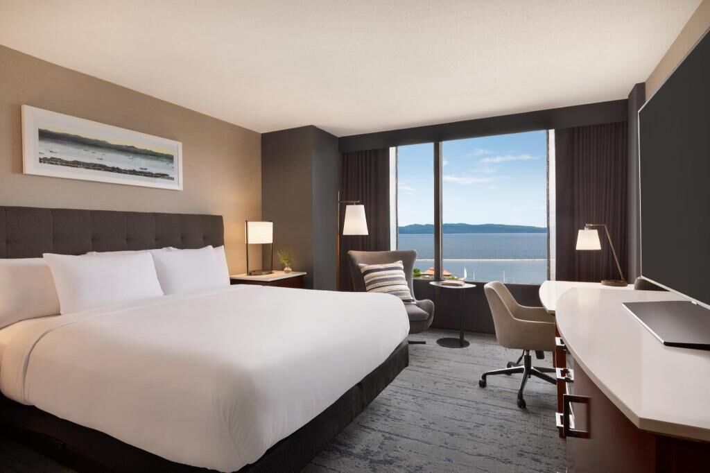 Premium bedding, in-room safe, desk, laptop workspace