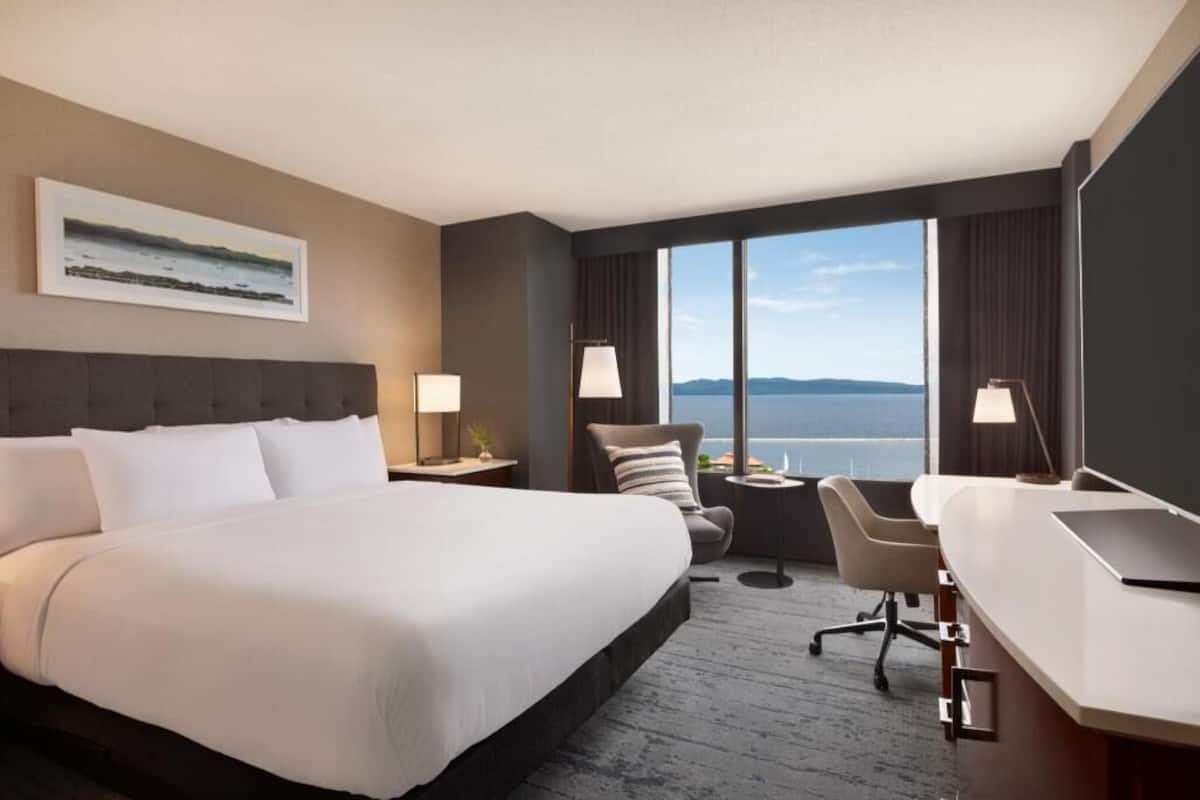 Premium bedding, in-room safe, desk, laptop workspace