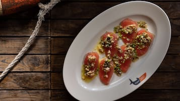 Un plato de comida sobre una mesa de madera.