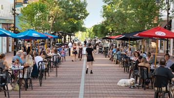 Se sirven desayunos y almuerzos, cocina americana