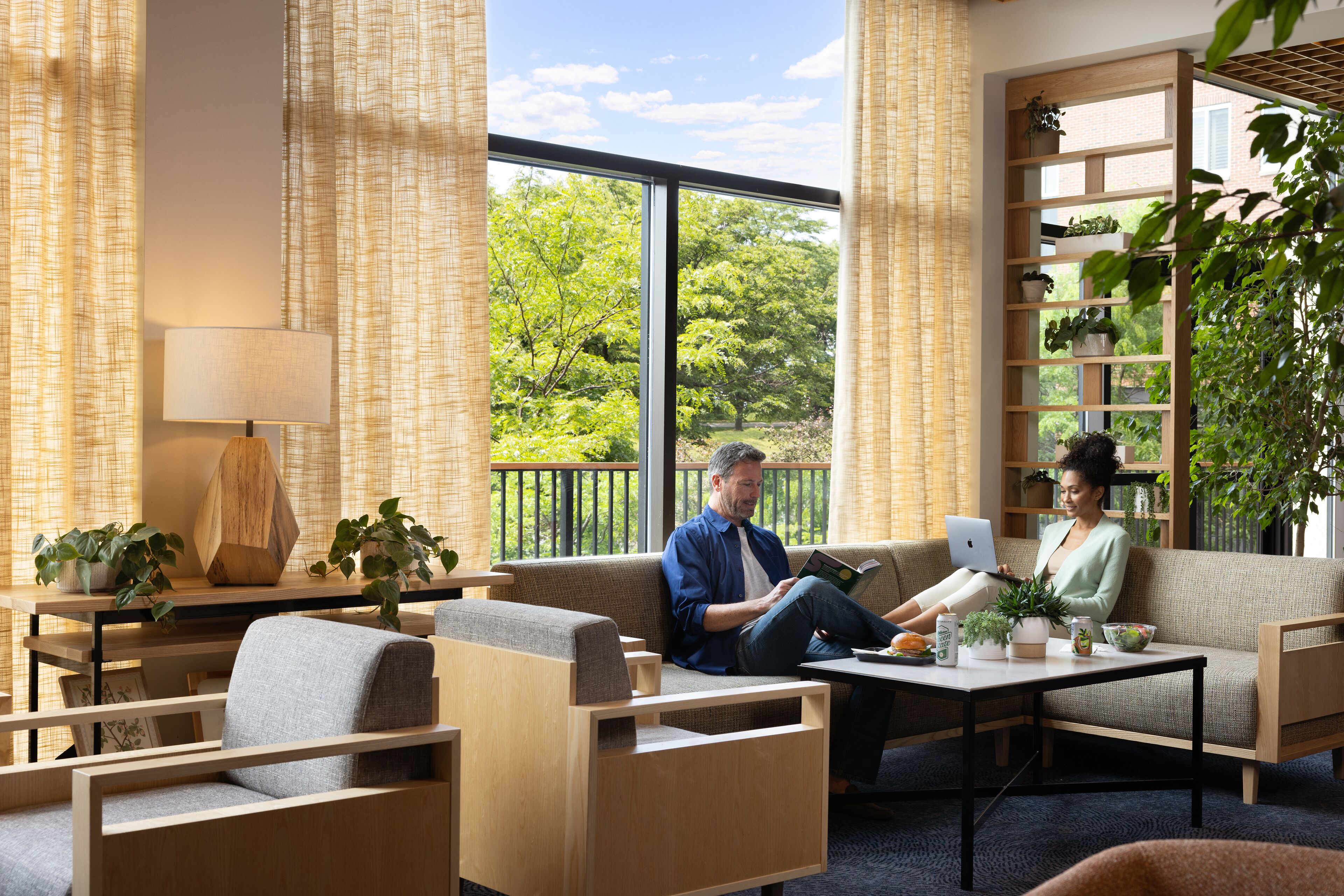 Se sirven desayunos, comidas y cocina americana 