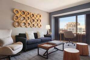 Suite, 1 King-Bett, Stadtblick (Ethan Allen) | Hochwertige Bettwaren, Zimmersafe, Schreibtisch