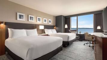 Ropa de cama de alta calidad y caja de seguridad en la habitación