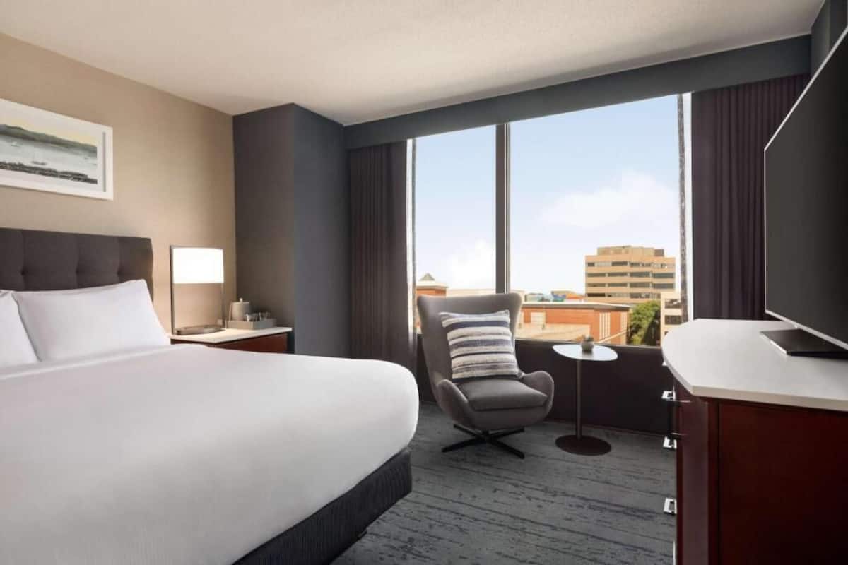 Premium bedding, in-room safe, desk, laptop workspace
