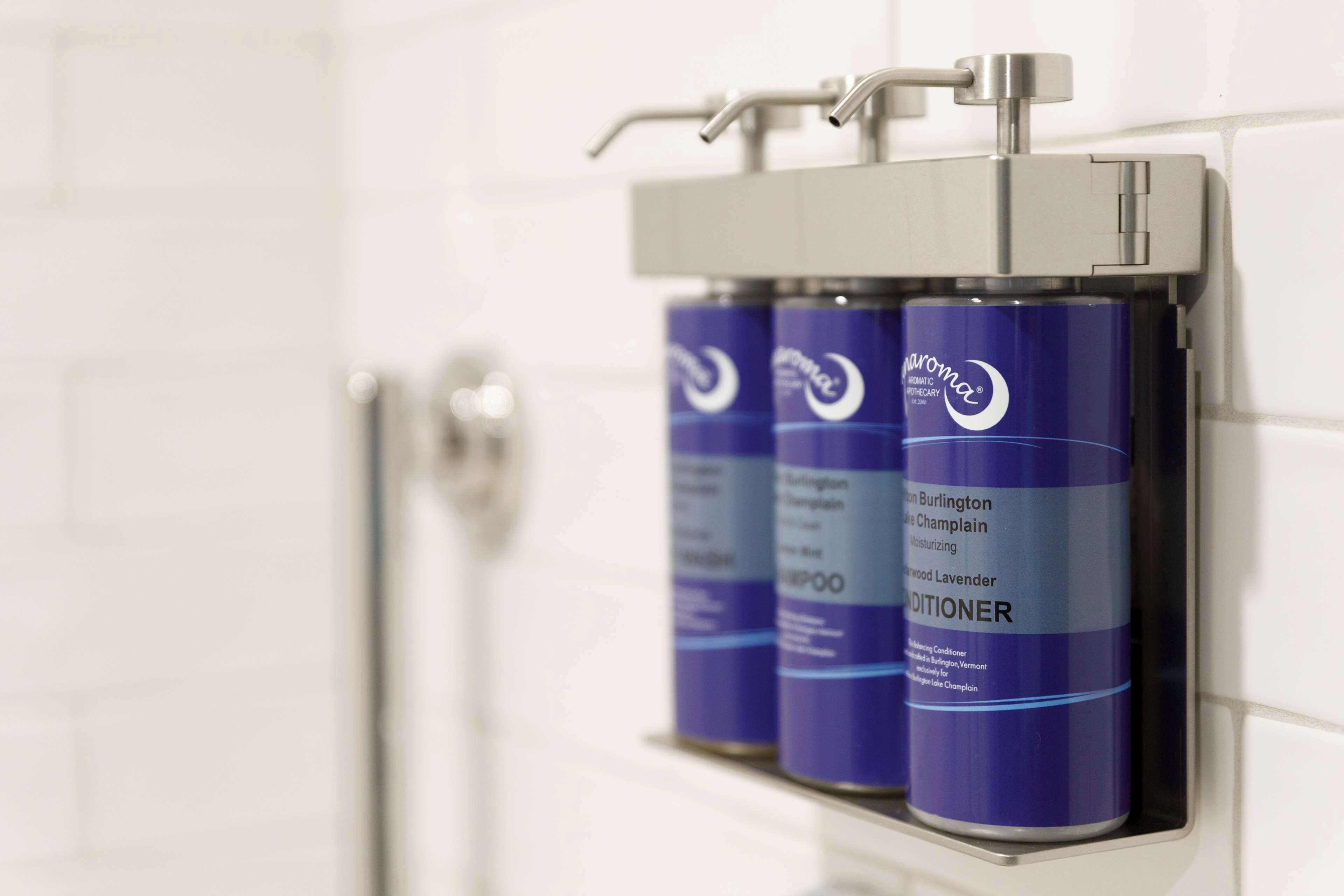 Bañera con ducha, artículos de tocador de diseñador, secador de pelo