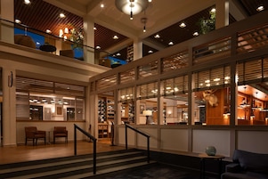 Breakfast and lunch served, American cuisine