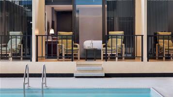 Chambre, 2 grands lits (Pool Side) | Literie de qualité supérieure, coffres-forts dans les chambres, bureau