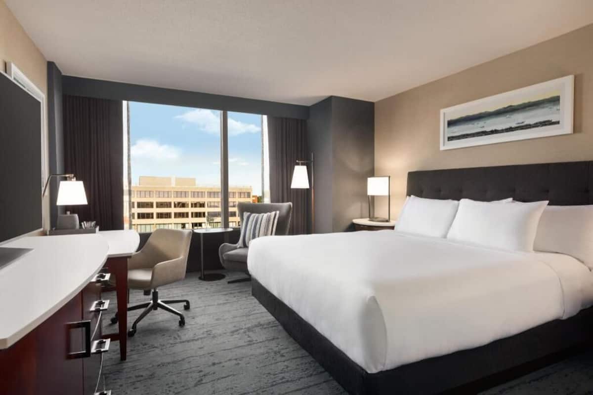 Premium bedding, in-room safe, desk, laptop workspace