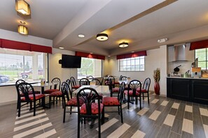 Free daily buffet breakfast  - Quality Inn near Parc Natchitoches (Natchitoches)