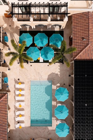 Außenpool, geöffnet von 10:00 Uhr bis 17:00 Uhr, Sonnenschirme