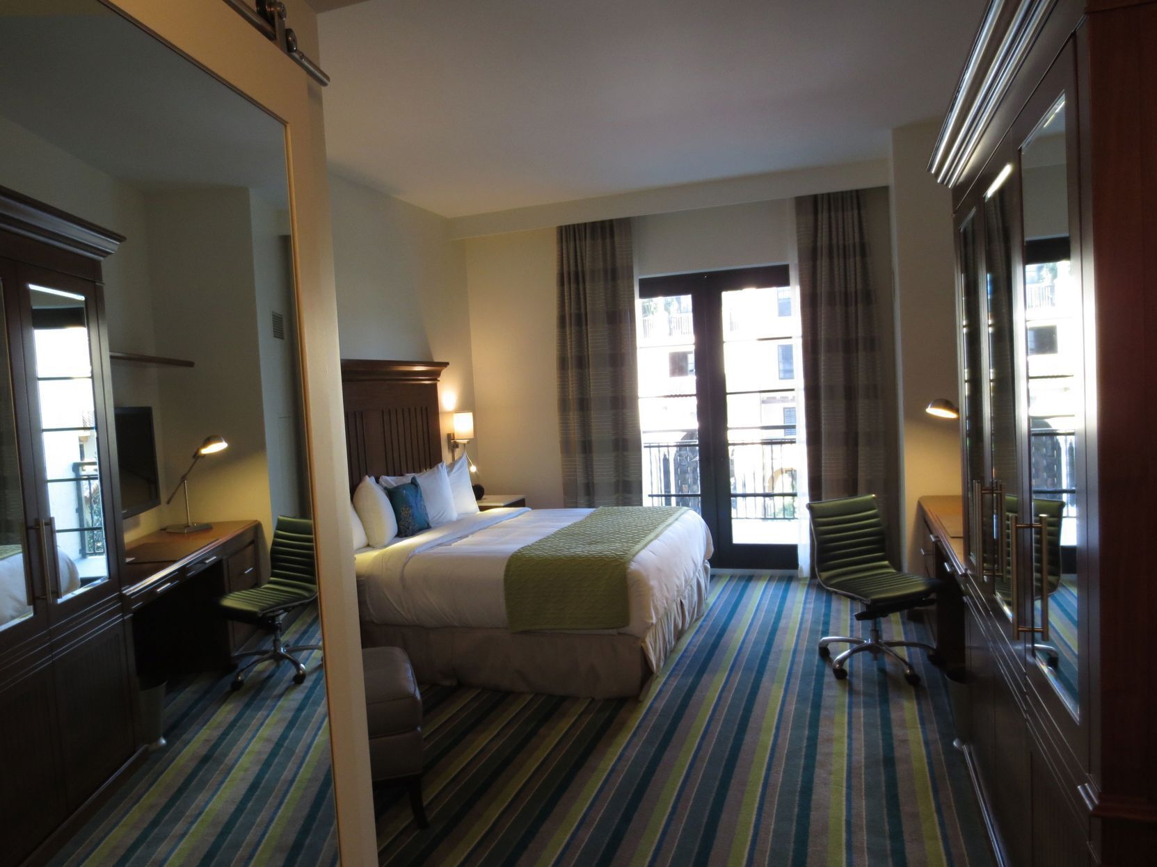 أغطية فراش متميزة وأسرّة بطبقة علوية مريحة وخزنة داخل الغرفة ومكتب