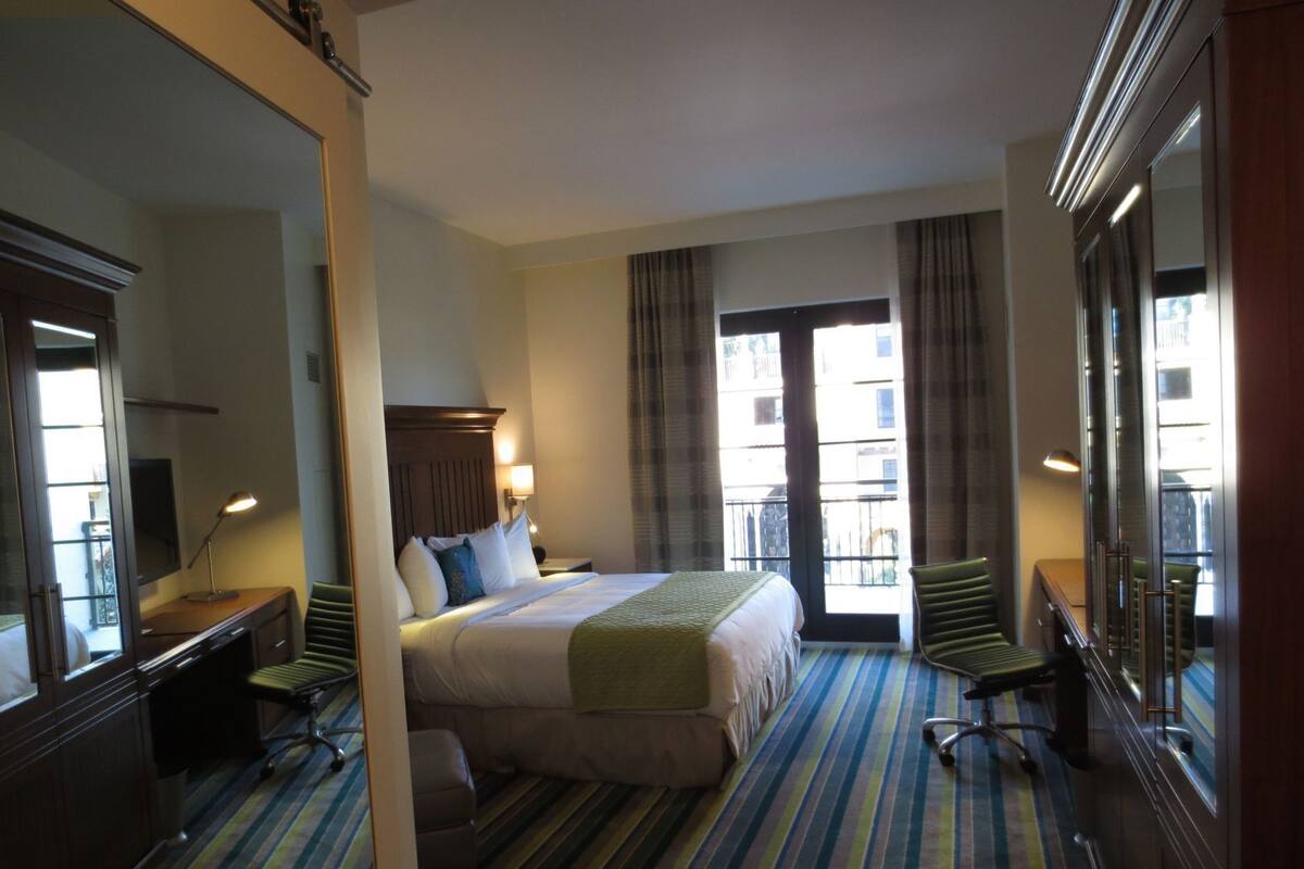 أغطية فراش متميزة وأسرّة بطبقة علوية مريحة وخزنة داخل الغرفة ومكتب