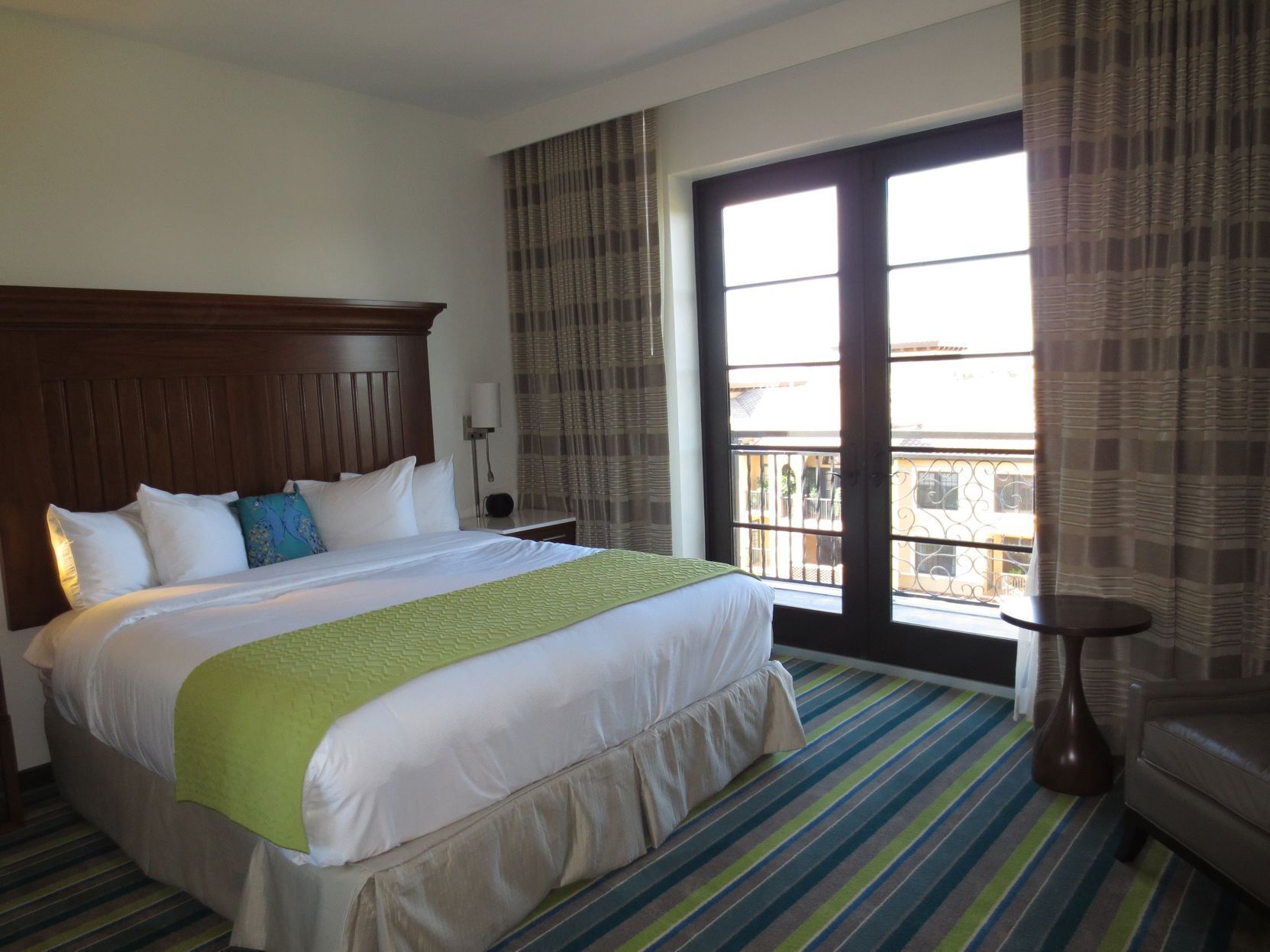 أغطية فراش متميزة وأسرّة بطبقة علوية مريحة وخزنة داخل الغرفة ومكتب