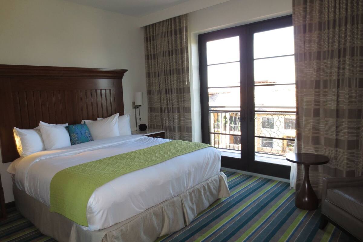 أغطية فراش متميزة وأسرّة بطبقة علوية مريحة وخزنة داخل الغرفة ومكتب