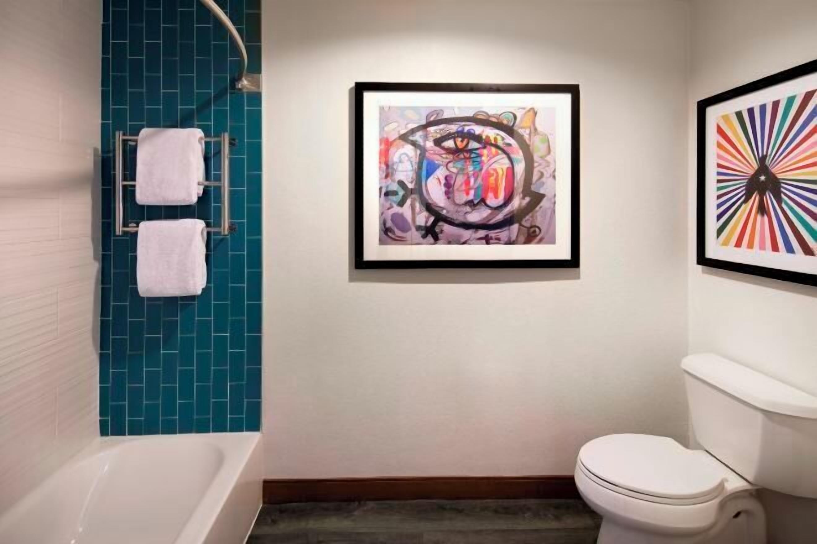 Ensemble douche/baignoire, articles de toilette gratuits