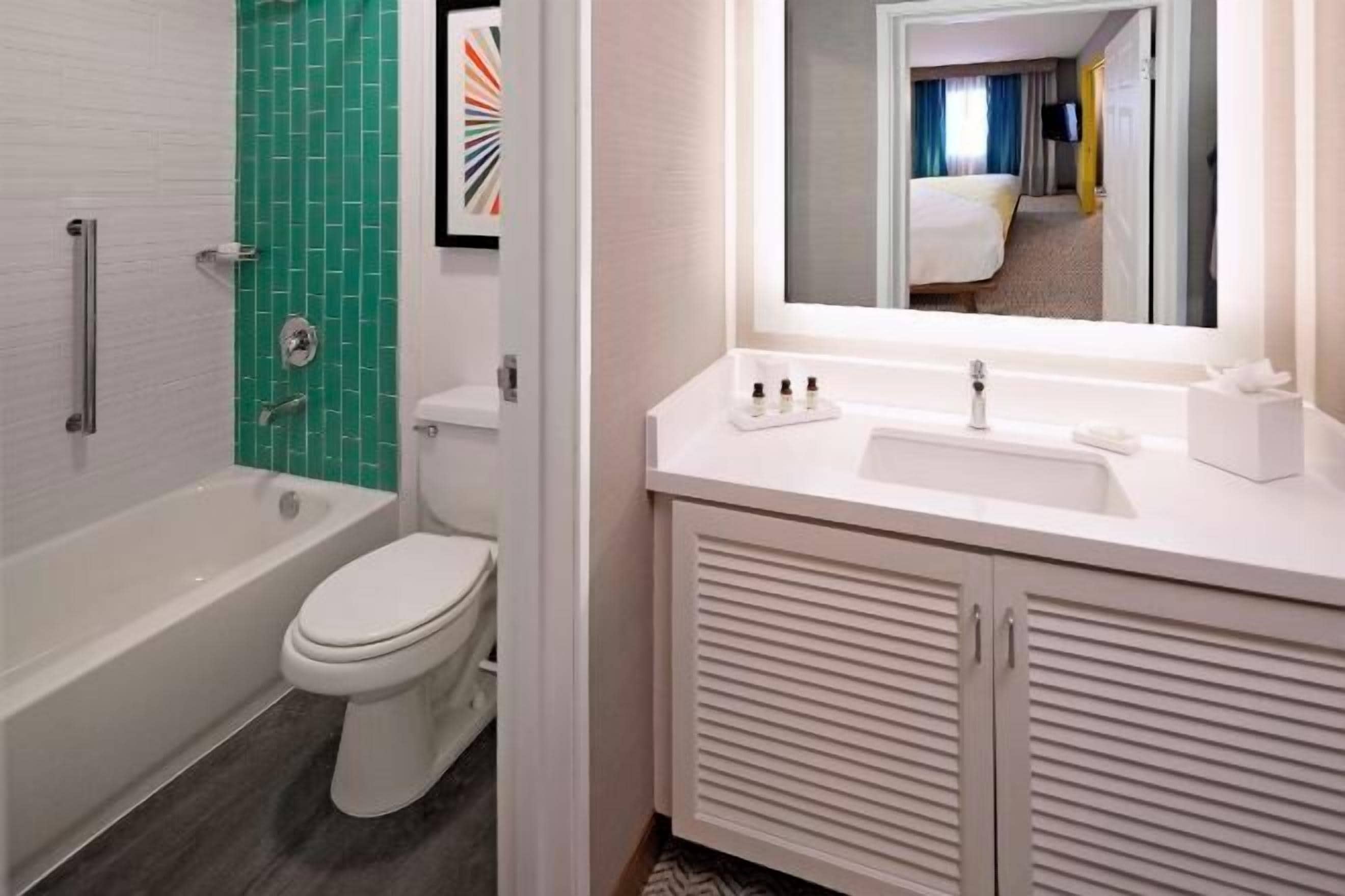 Ensemble douche/baignoire, articles de toilette gratuits