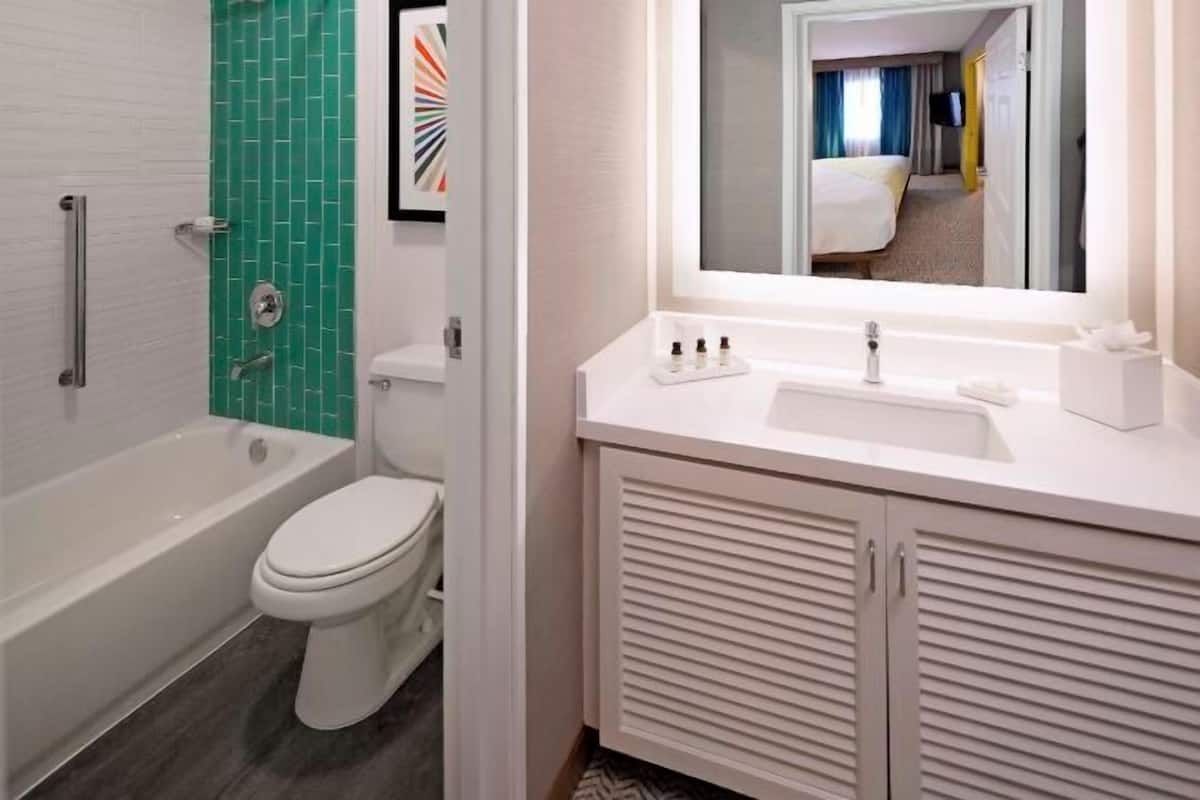 Bañera con ducha, artículos de tocador gratuitos, toallas