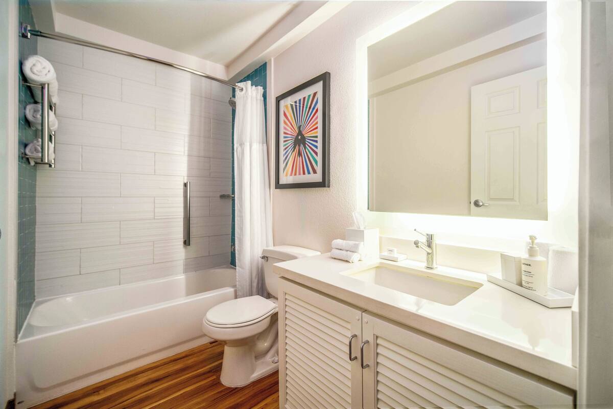 suite, 1 king bed, city view | bathroom | combined shower/bathtub, free toiletries, towels