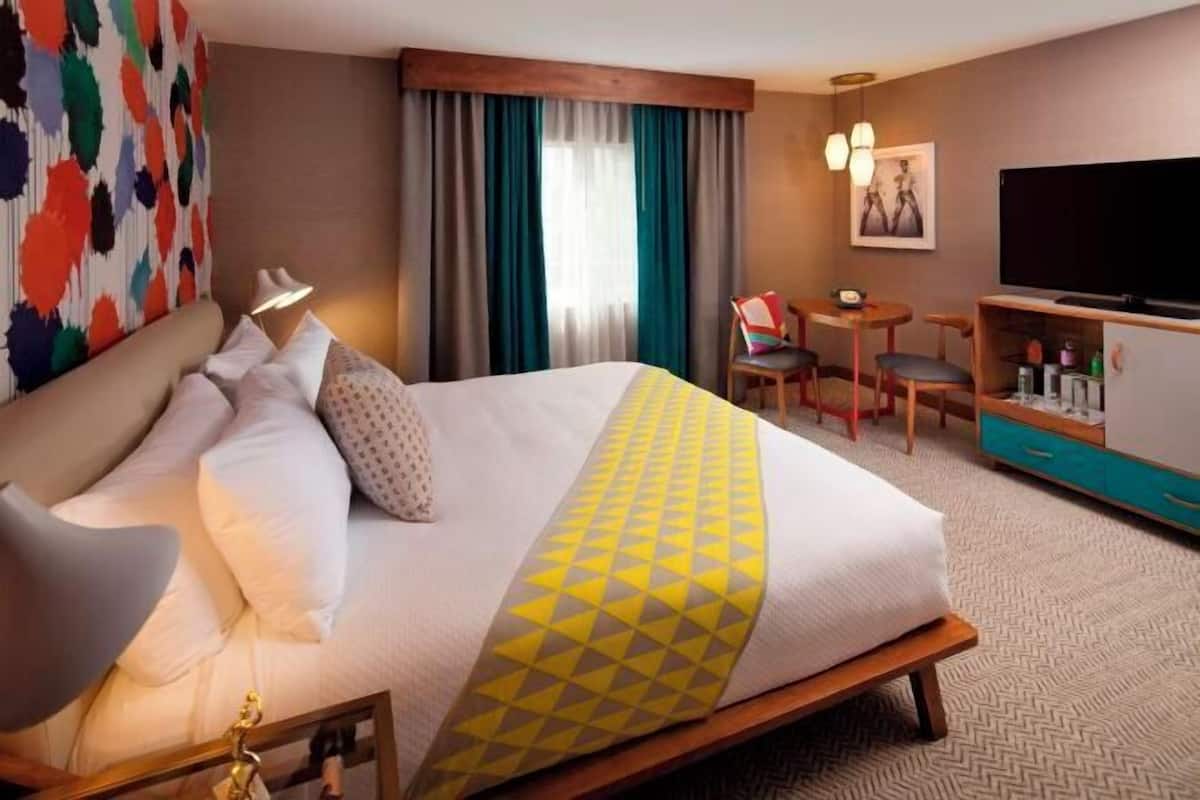 Ropa de cama de alta calidad y caja de seguridad en la habitación