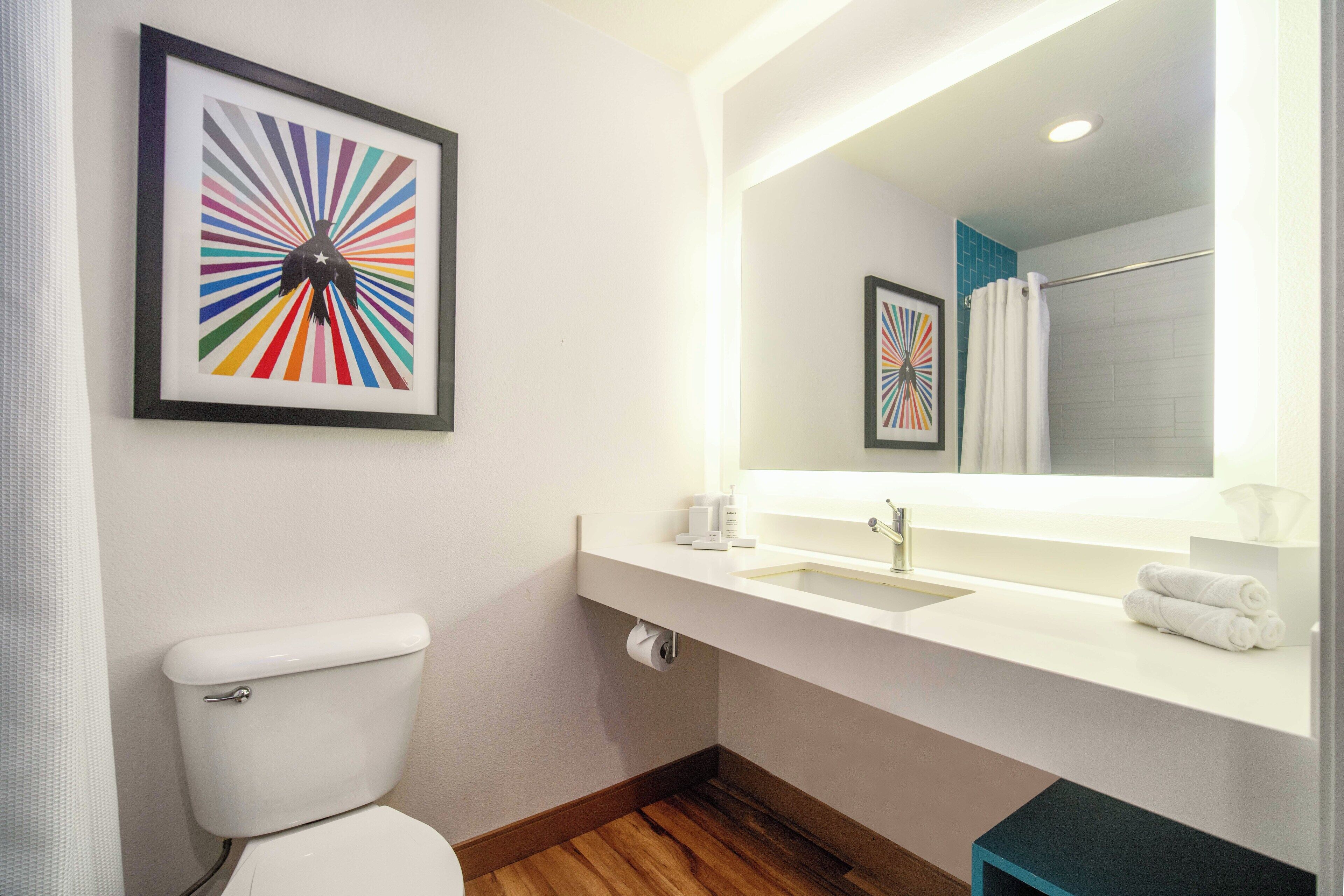 Combined shower/tub, free toiletries, towels