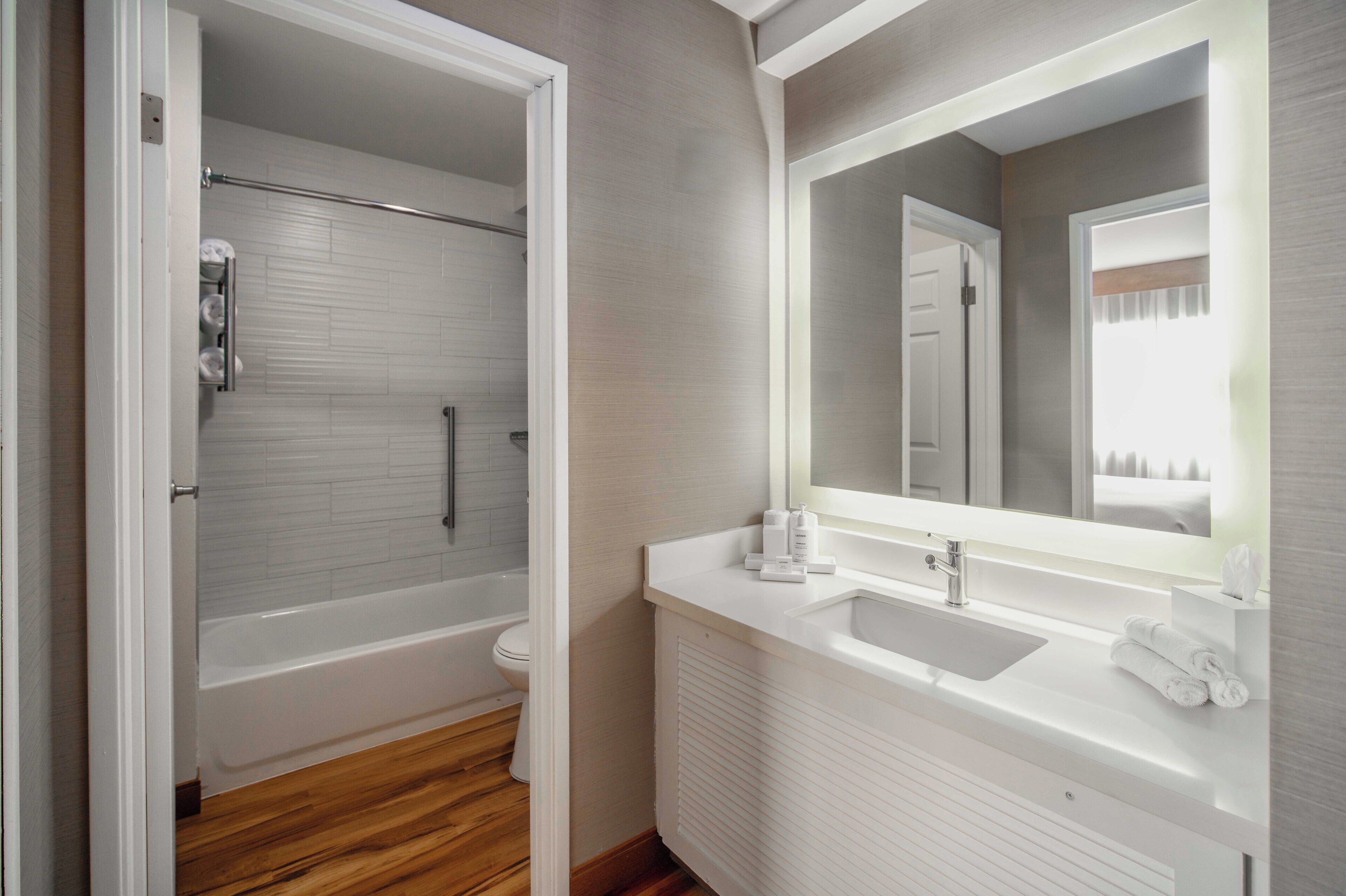 combined shower/bathtub, free toiletries, towels