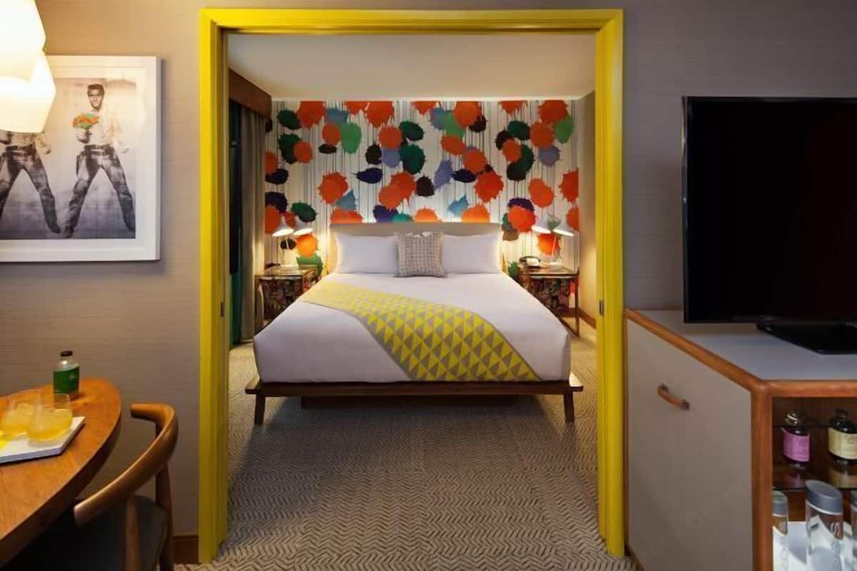 Ropa de cama de alta calidad y caja de seguridad en la habitación