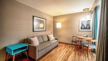 Sviitti, 1 suuri parisänky, kaupunkinäköala | Ylelliset vuodevaatteet, tallelokero huoneessa, työpöytä, ilmainen Wi-Fi