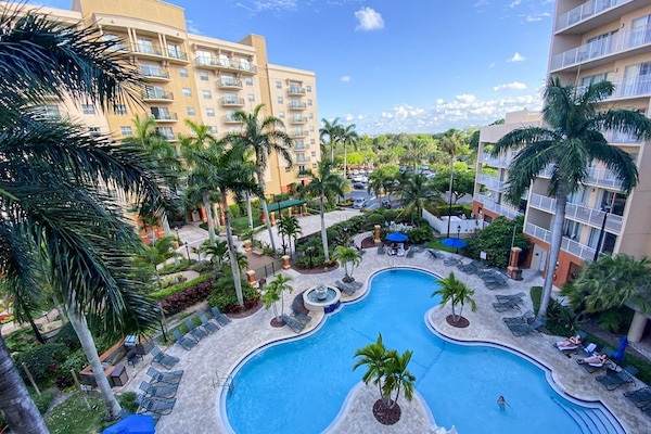 4 outdoor pools, sun loungers