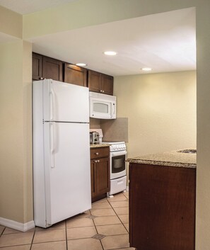 Studio | Private kitchen | Fridge, microwave, oven, stovetop