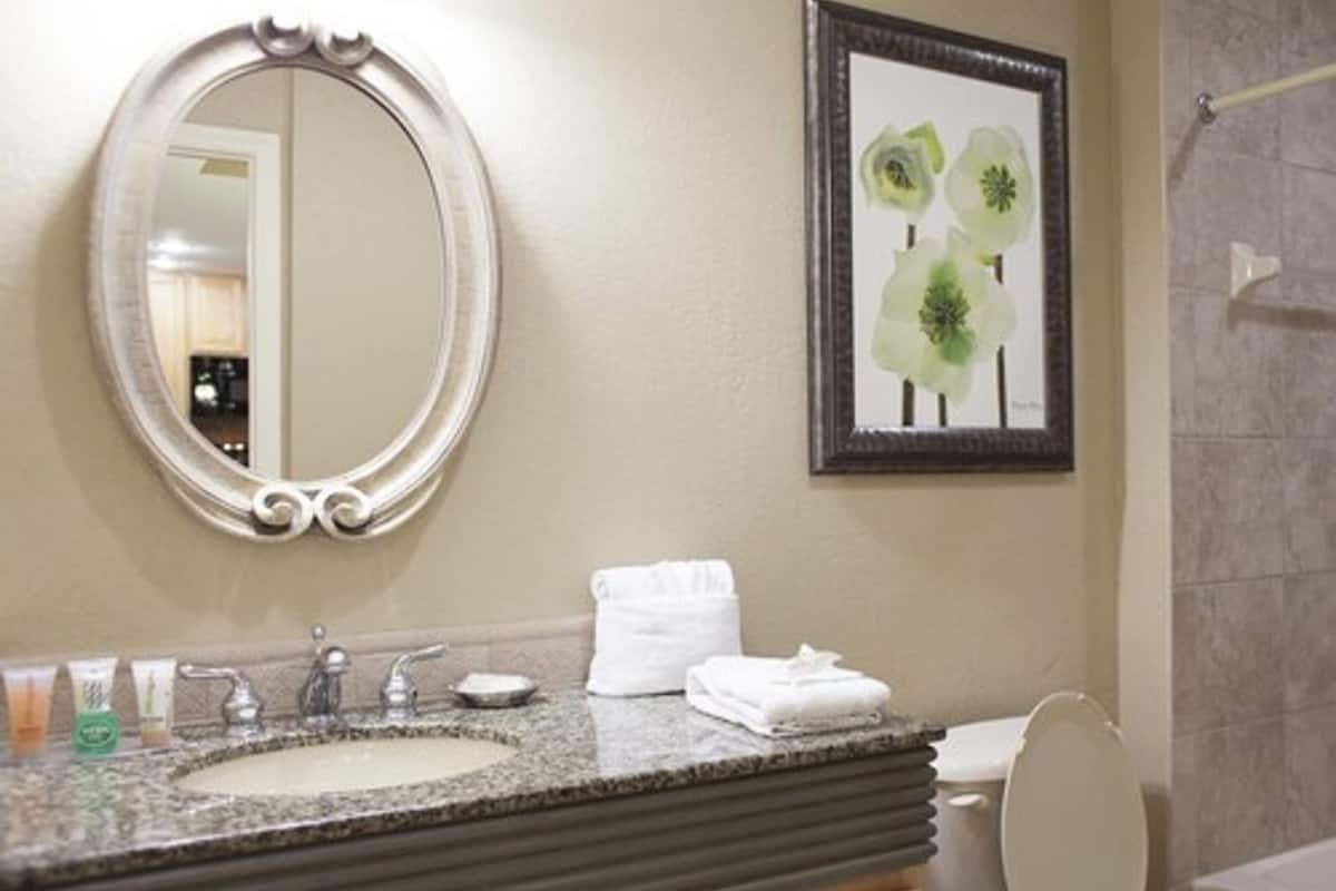 Studio | Bathroom | Combined shower/bathtub, free toiletries, hair dryer, towels