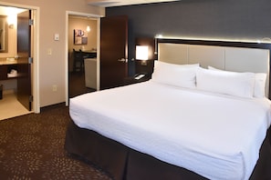Standard Room, 1 King Bed | In-room safe, desk, iron/ironing board, free cribs/infant beds