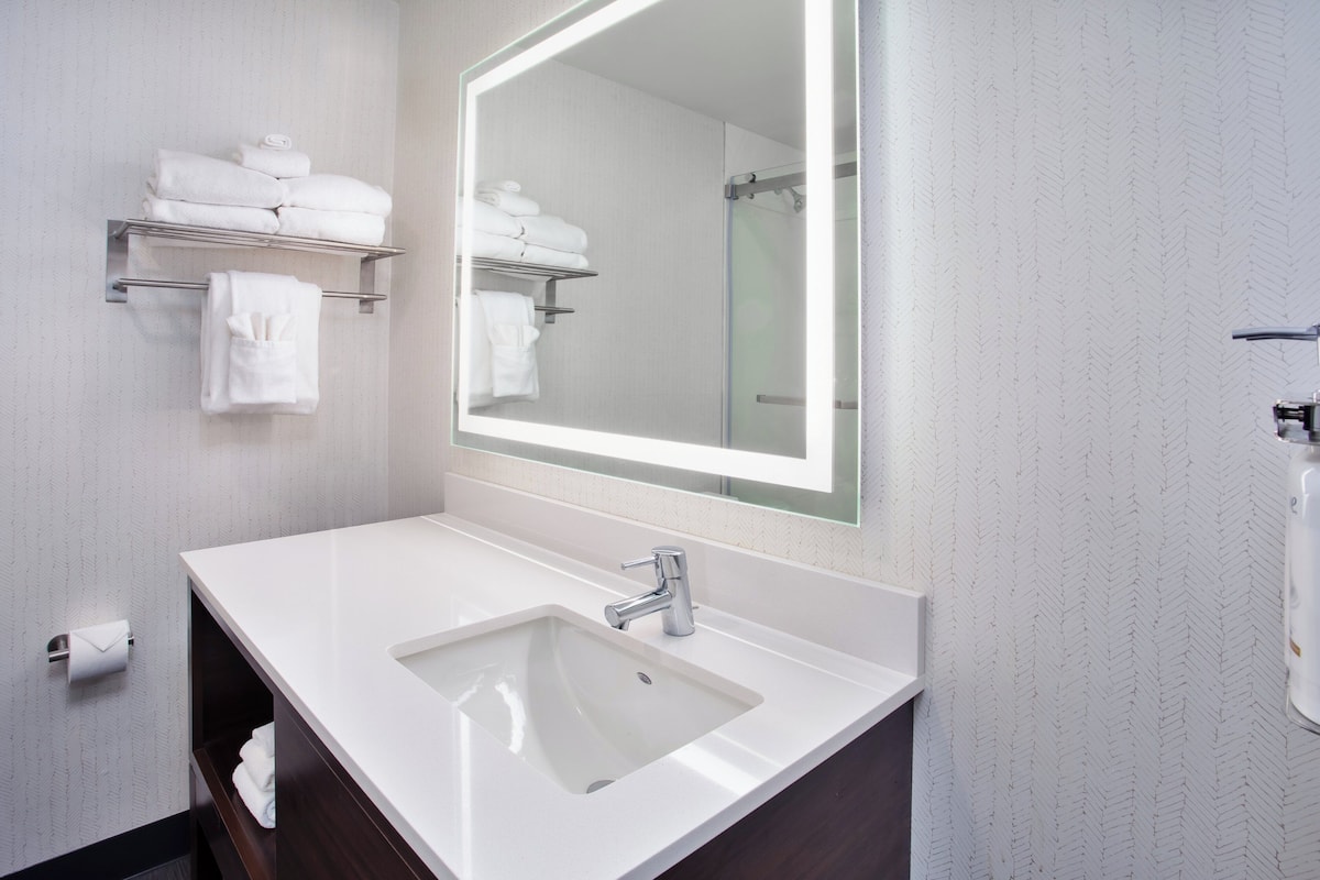 Standard Room, 1 King Bed | 1 bedroom, in-room safe, desk, iron/ironing board