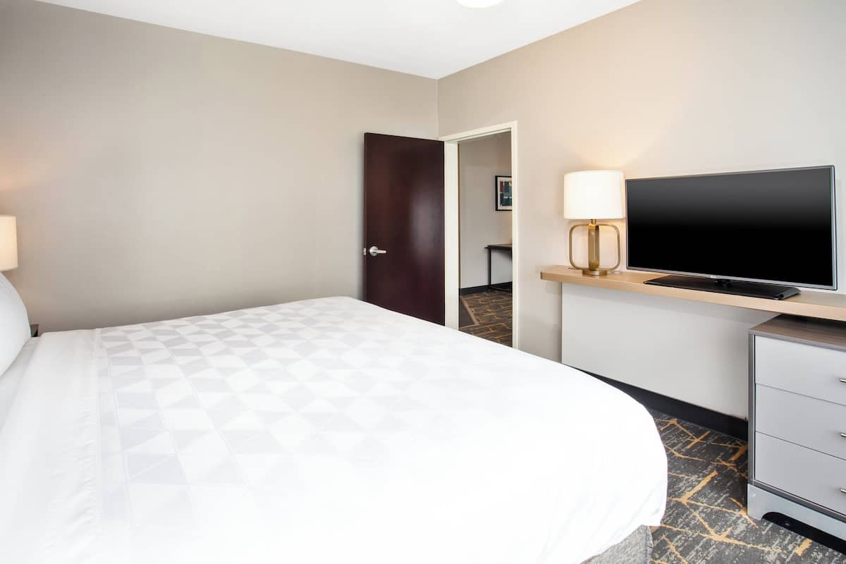 Suite, 1 Bedroom, Roll-in Shower (Mobility Accessible) | 1 bedroom, in-room safe, desk, iron/ironing board