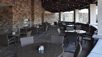 Petit déjeuner, déjeuner et dîner servis sur place