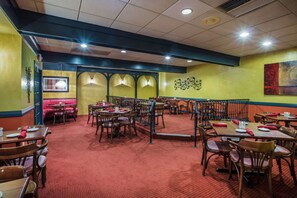 Breakfast and dinner served, American cuisine - Ramada by Wyndham Ligonier (Ligonier)