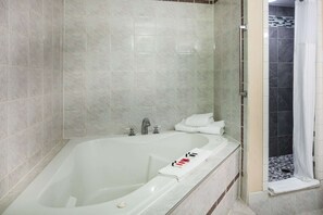 Free toiletries, towels - Ramada by Wyndham Ligonier (Ligonier)