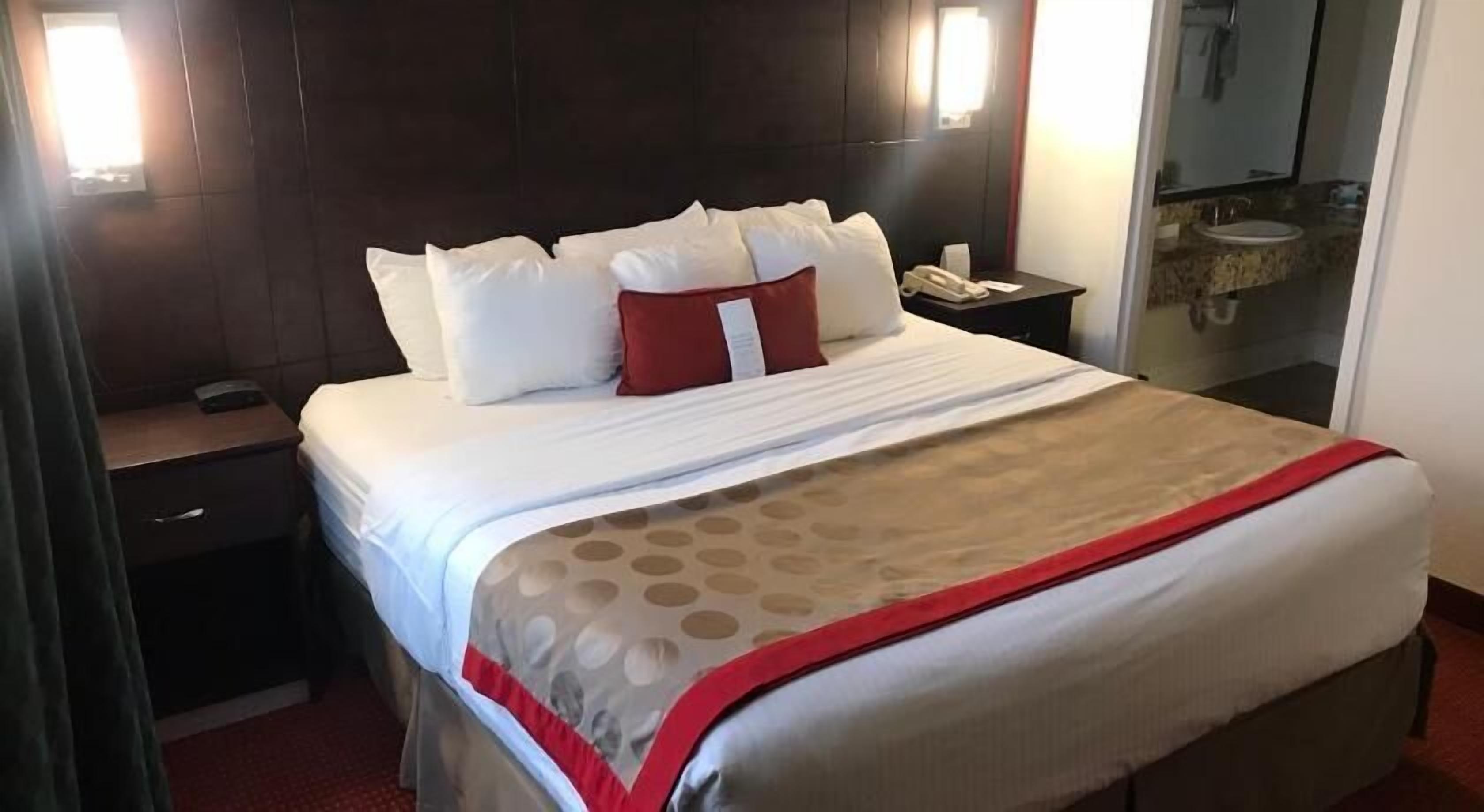 Premium bedding, in-room safe, desk, iron/ironing board