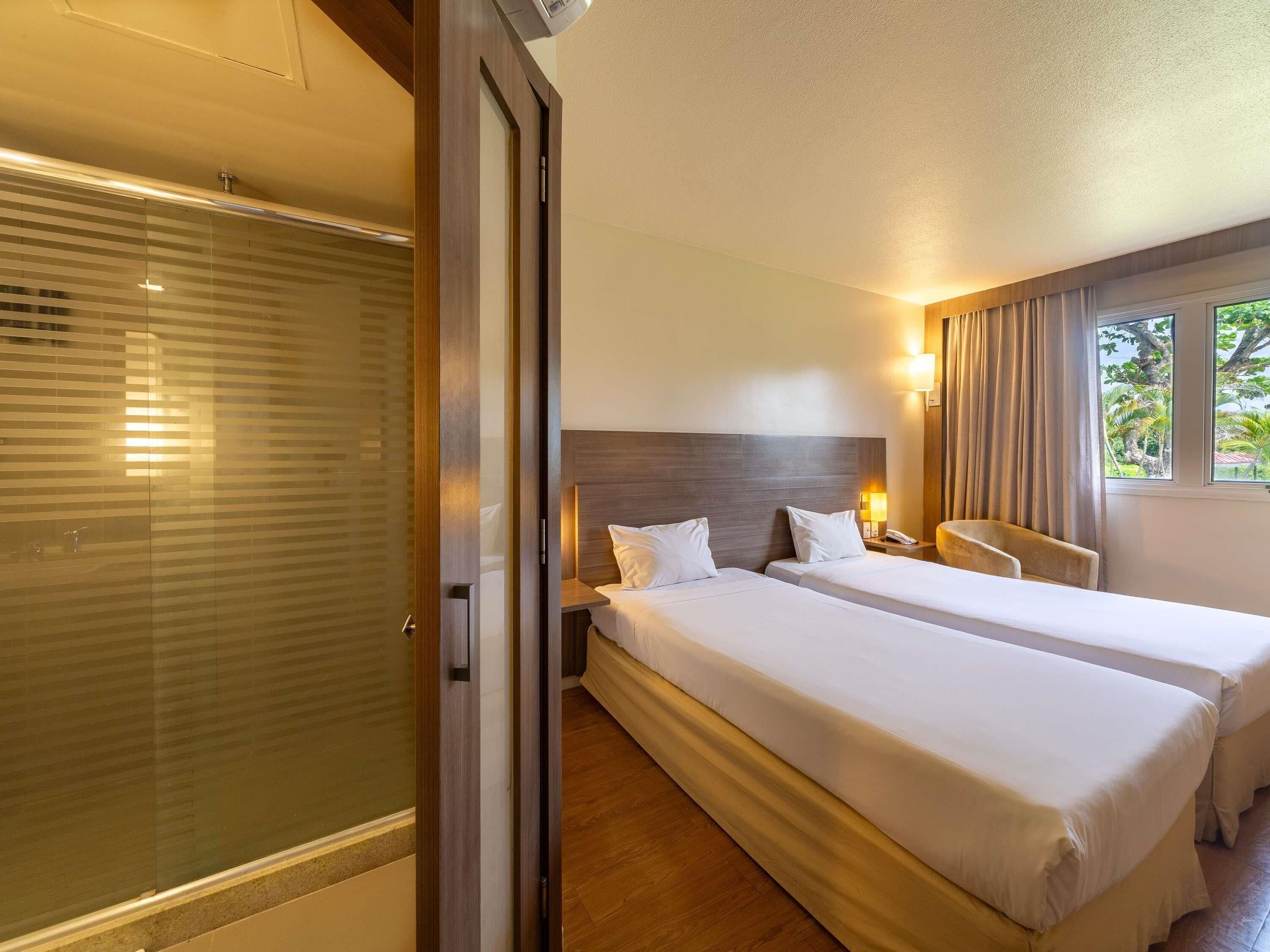 Superior Room, 2 Katil Bujang (Single) | Bar mini, peti besi dalam bilik, meja, langsir/tirai gelap terus 