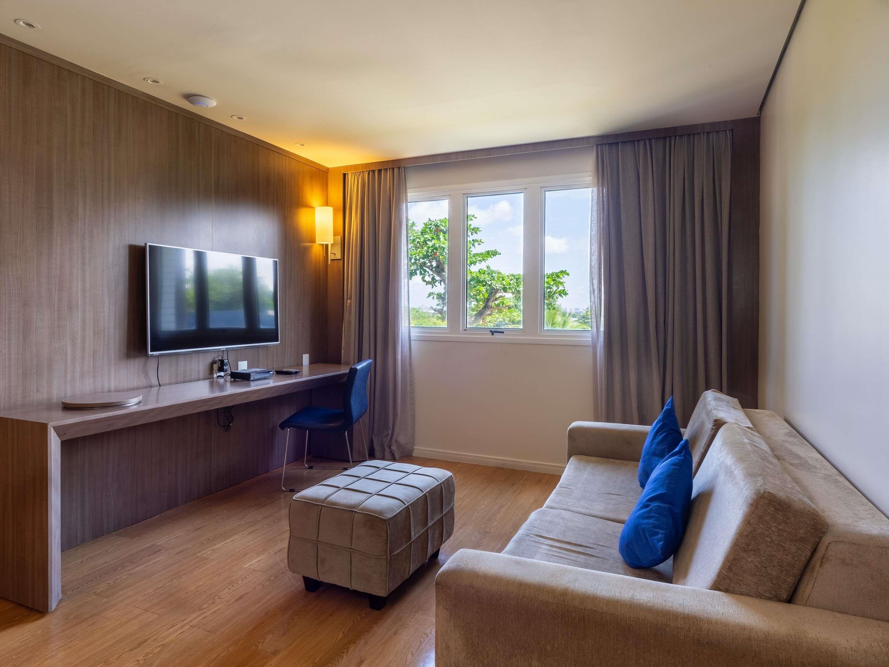 Phòng, 1 giường cỡ king | Minibar, két bảo mật tại phòng, bàn, màn/rèm cản sáng 