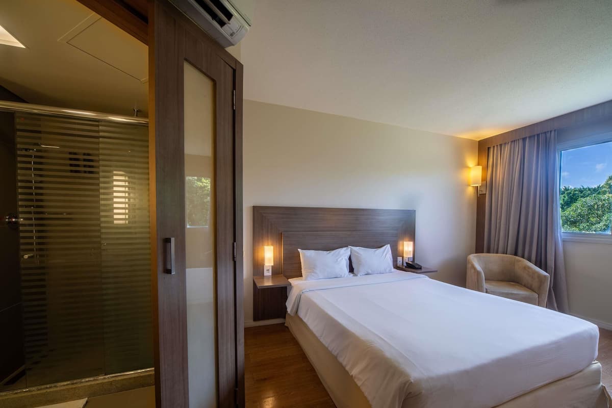 Executive Room, 1 Double Bed | Minibar, in-room safe, desk, blackout curtains