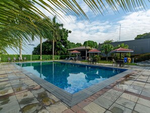 Outdoor pool, sun loungers - Novotel Manaus (Manaus)