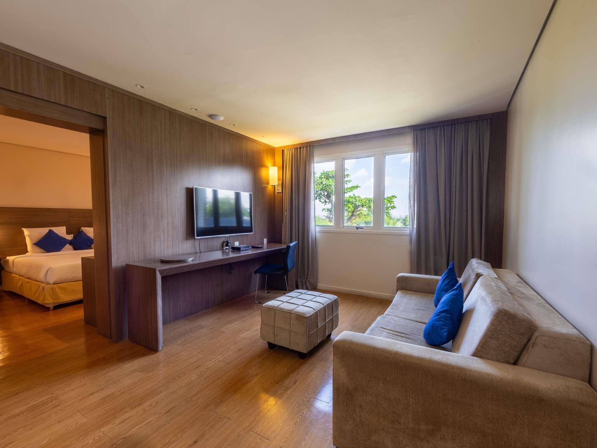 Room, 1 King Bed | Minibar, in-room safe, desk, blackout curtains